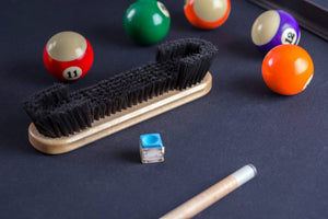 Fournitures essentielles de nettoyage de table de billard que vous devez avoir dans votre salle de jeu