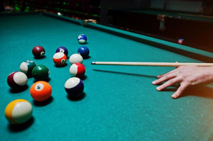 Comment tenir un bâton de billard ?