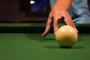 COMMENT NETTOYER LE FEUTRE/TISSU DE VOTRE TABLE DE BILLARD : LA BONNE FAÇON